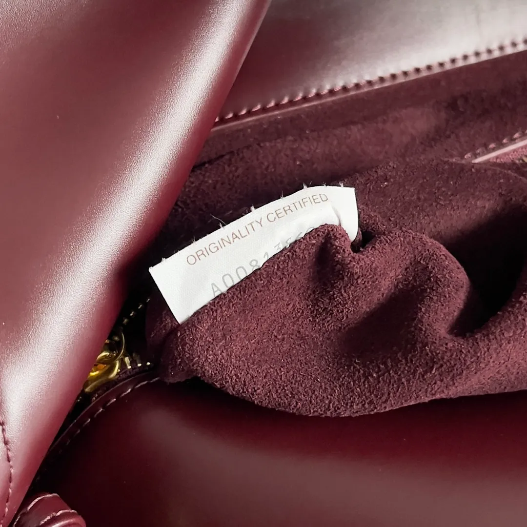 Batch 1680 Inspired by the 1970s, the Bottega Veneta women's logo shoulder bag has a smooth leather surface that brings a clean and handsome feel, just like the neatness and tenacity of a working woman. The front buckle has a high-quality hardware pendant body, and the overall retro elegance. The excellent leather feels soft. This Bottega Veneta series can be described as beautiful, weakening the complexity of the outfit, not competing for it, and only using the best quality to interpret itself. Style number: 806034 (large size) Size: 30*20*8cm